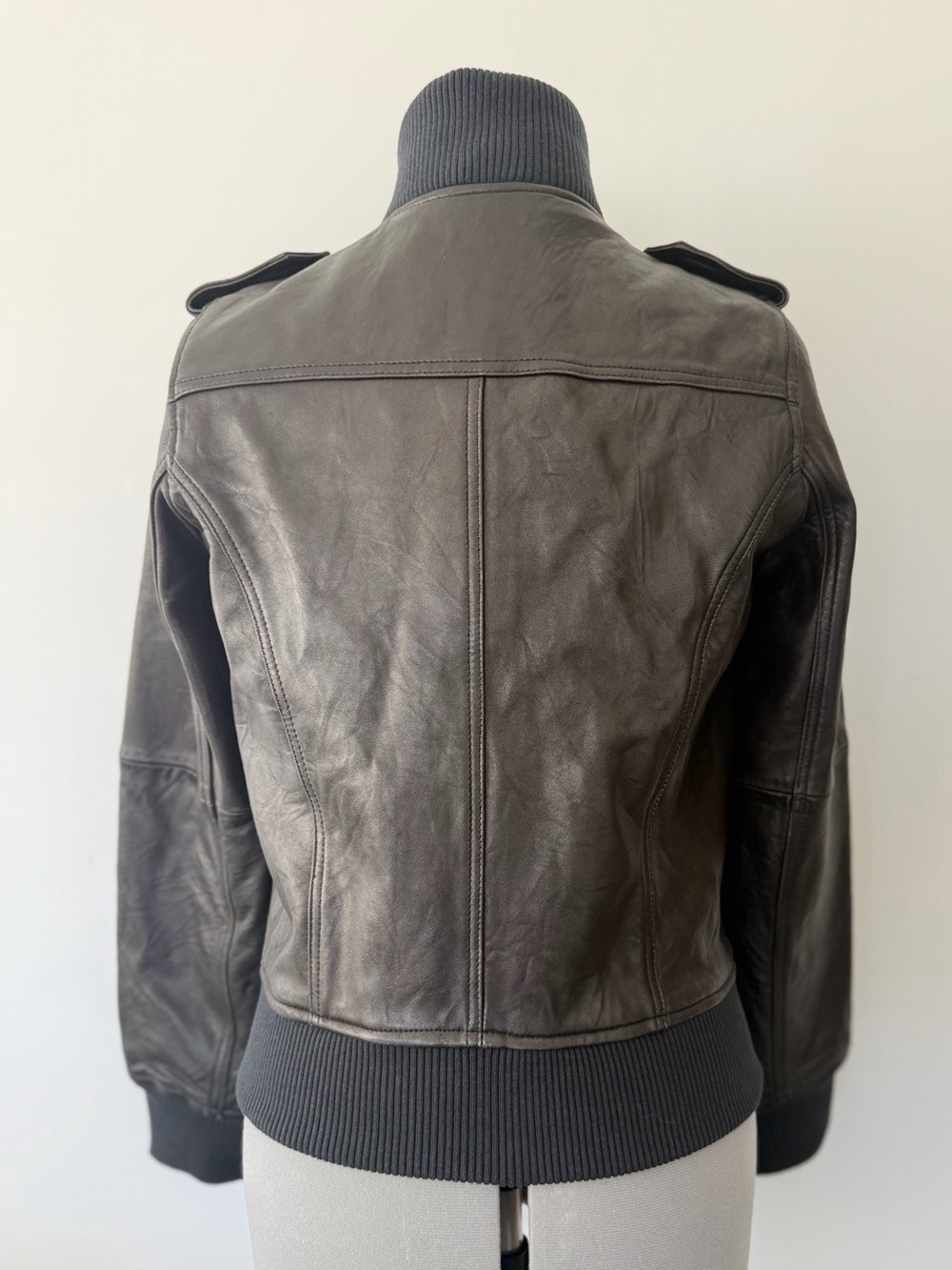 Heritage - Women’s Black Leather Bomber Jacket with Rib Knit Collar - size Med - Picture 4 of 9